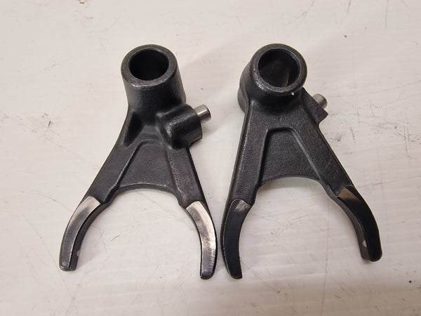 SHIFTING FORK 2ND/3RD GEAR 05 / SHIFTING FORK 1ST/4TH GEAR 05  (KTM SXF250 2007) 77034002000 77034003000