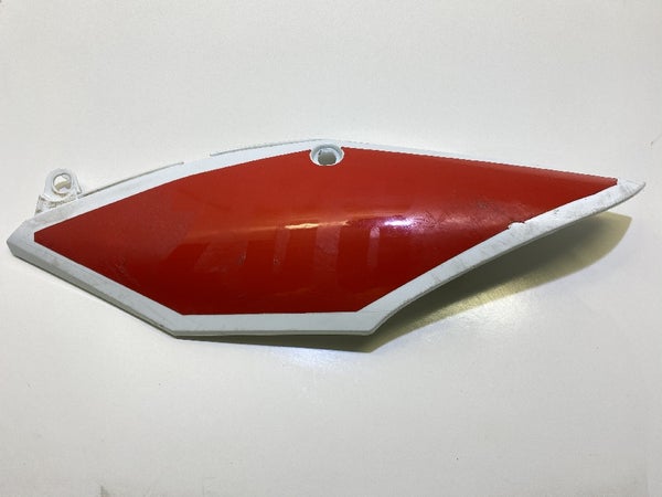 Numerokilpi taka vasen (HONDA CRF450R 2019)  83610-MKE-A00ZA